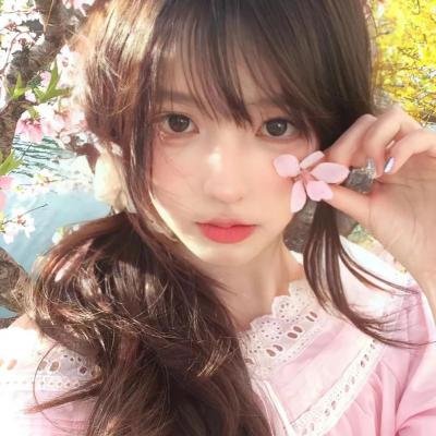 穿黄睡衣的女孩